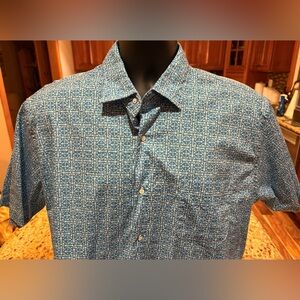 Peter Millar men’s short sleeve shirt.‎ Sharp blue/white fishbone print. Large